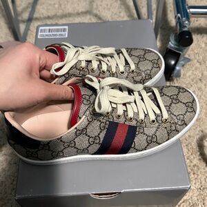 Gucci GG Supreme Canvas Low-Top Sneaker in Beige with Navy & Red Stripe